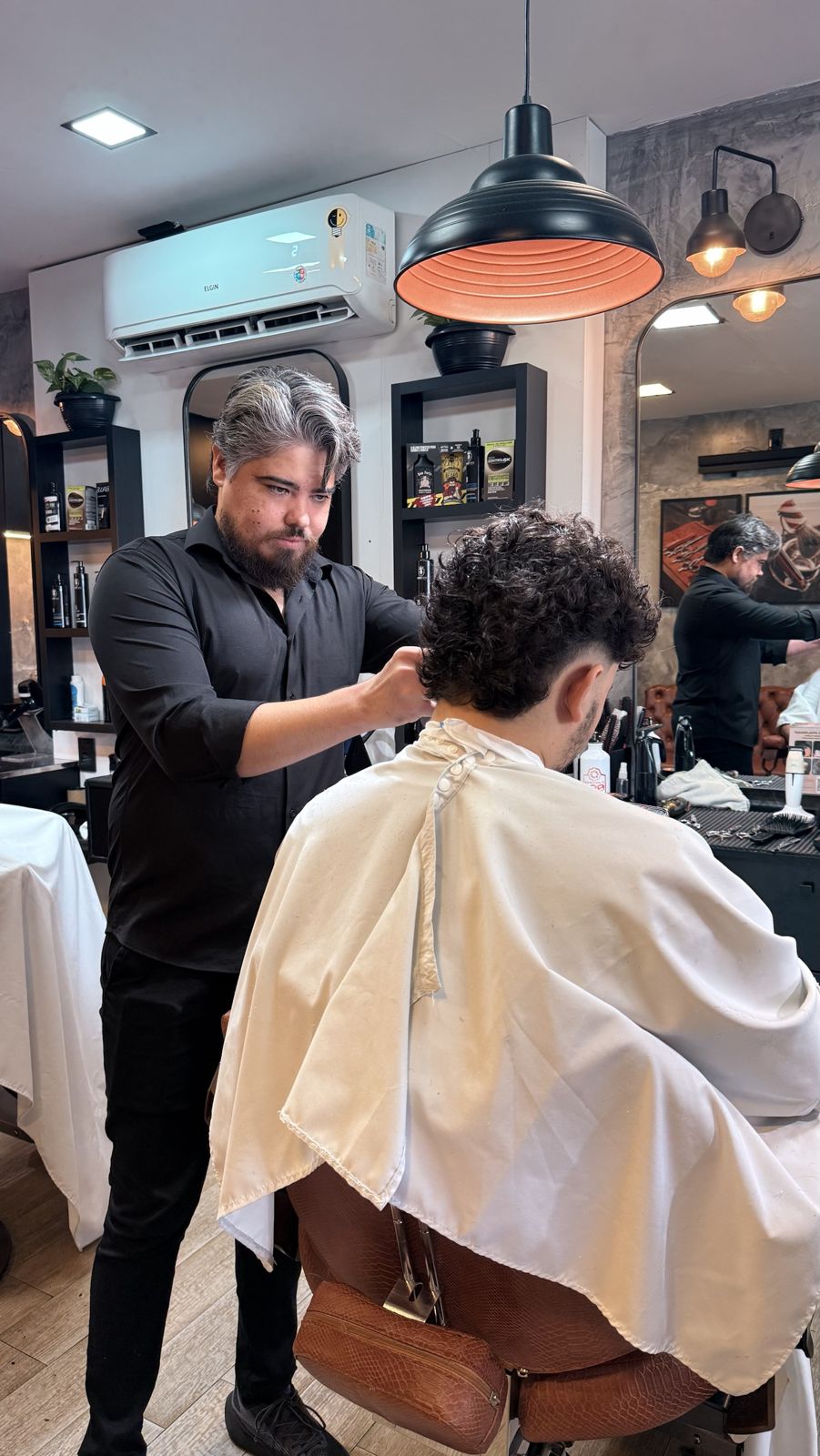 Barbeiro cortando cabelo